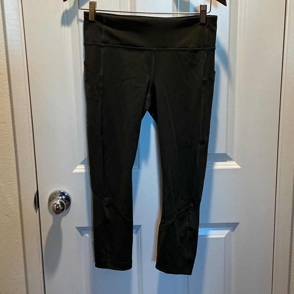EUC Lululemon Olive Capri Leggings